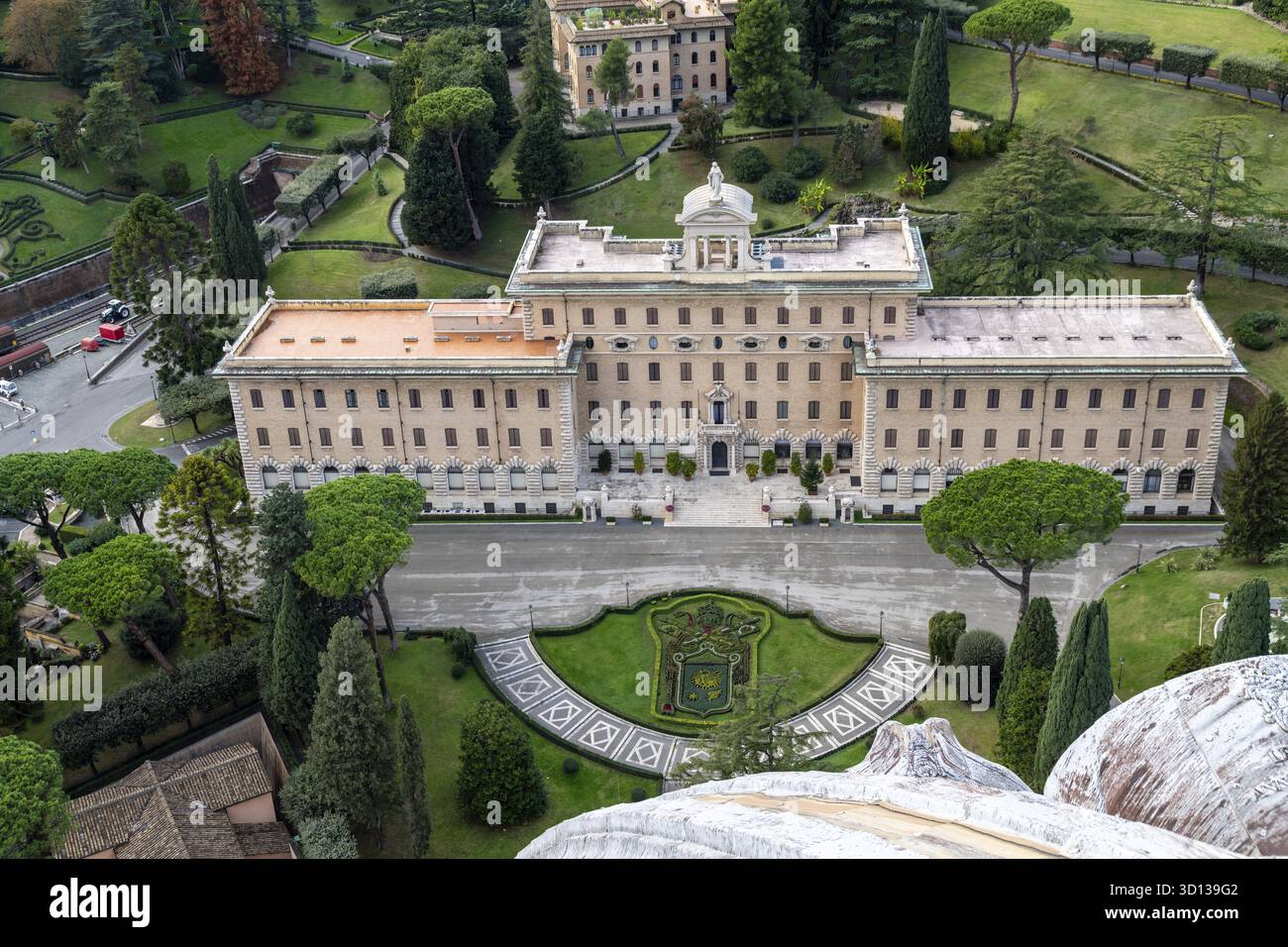 Roma, Lazio - Italia - 11-26-2022: Il Palazzo del Governatore nella città del Vaticano, circondato da giardini curati e alberi verdeggianti, si erge come emblema di questo Foto Stock