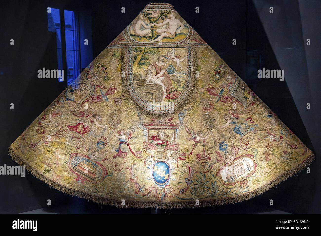 Città del Vaticano, Vaticano - Stato della città del Vaticano - 11-22-2022: Squisito chasuble papale, ricco di simbolismo e di storia, presentato in Foto Stock