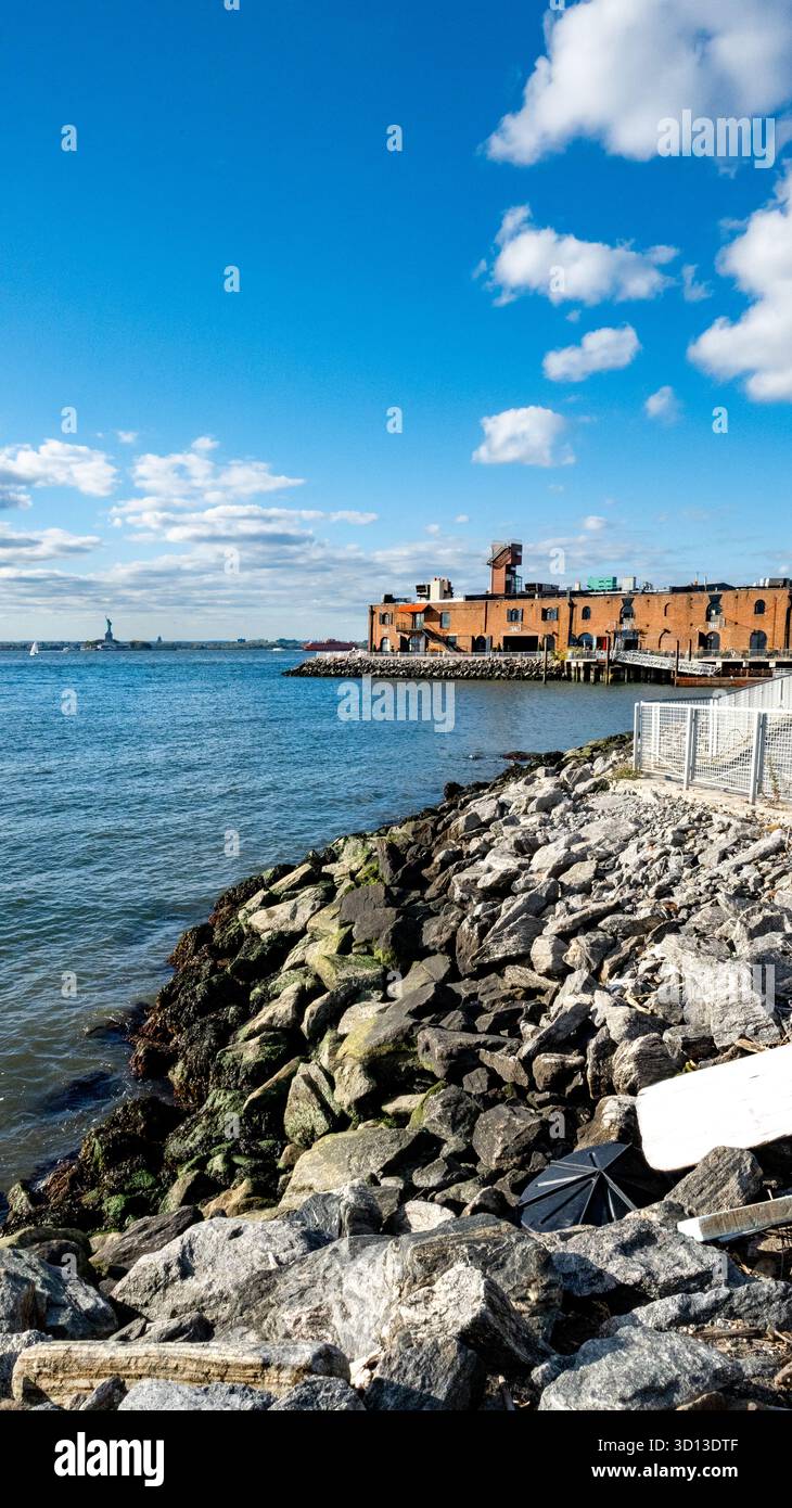 Brooklyn, New York, Stati Uniti, magazzini Old Brick lungo la costa a Red Hook. Foto Stock