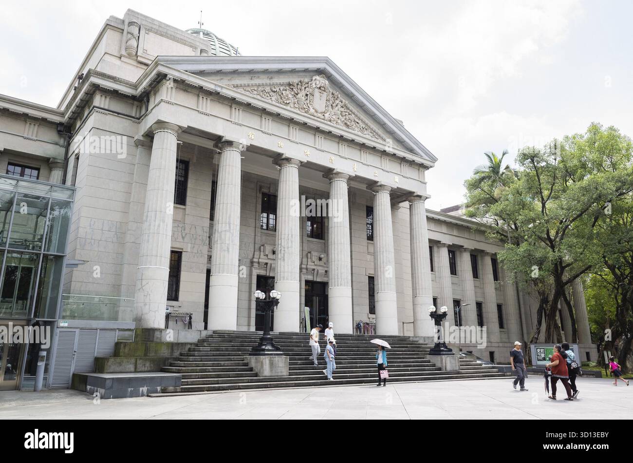 Taipei, Taiwan - 16 agosto 2019: Costruzione del Museo Nazionale di Taiwan con turisti nella città di Taipei, Taiwan Foto Stock