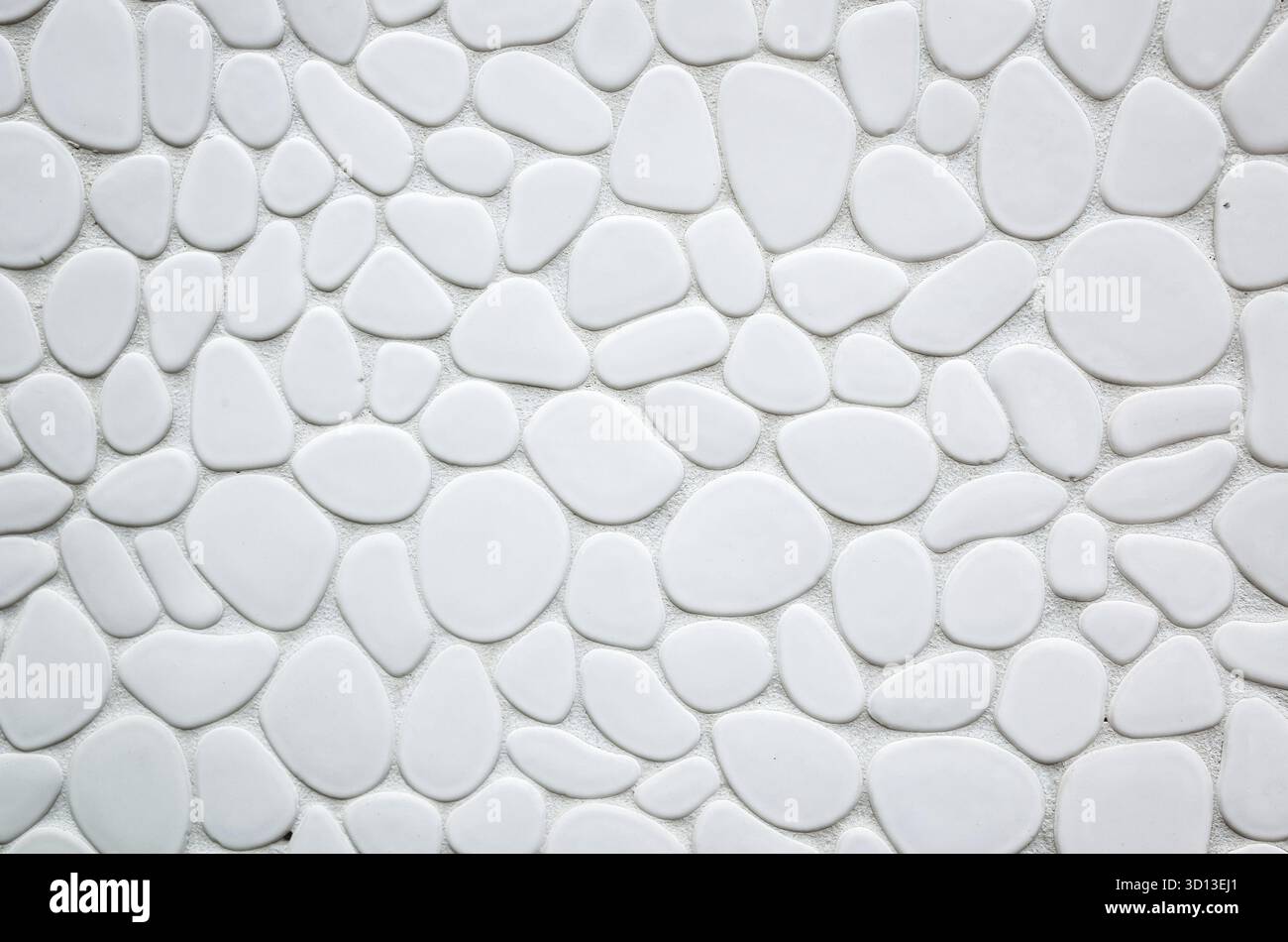 Parete di pietra ovale e rotonda su sfondo bianco Foto Stock