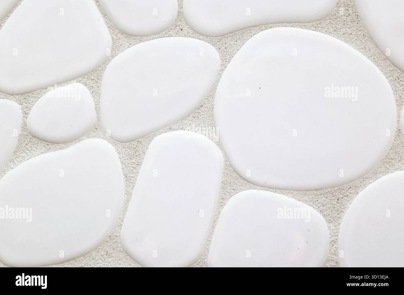 Parete di pietra ovale e rotonda su sfondo bianco Foto Stock