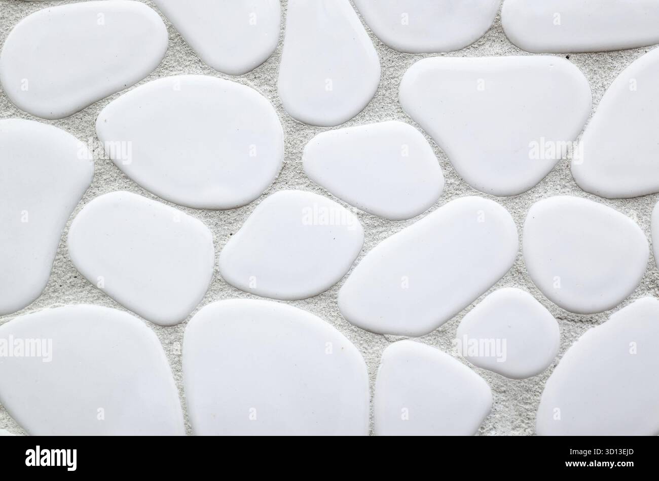 Parete di pietra ovale e rotonda su sfondo bianco Foto Stock