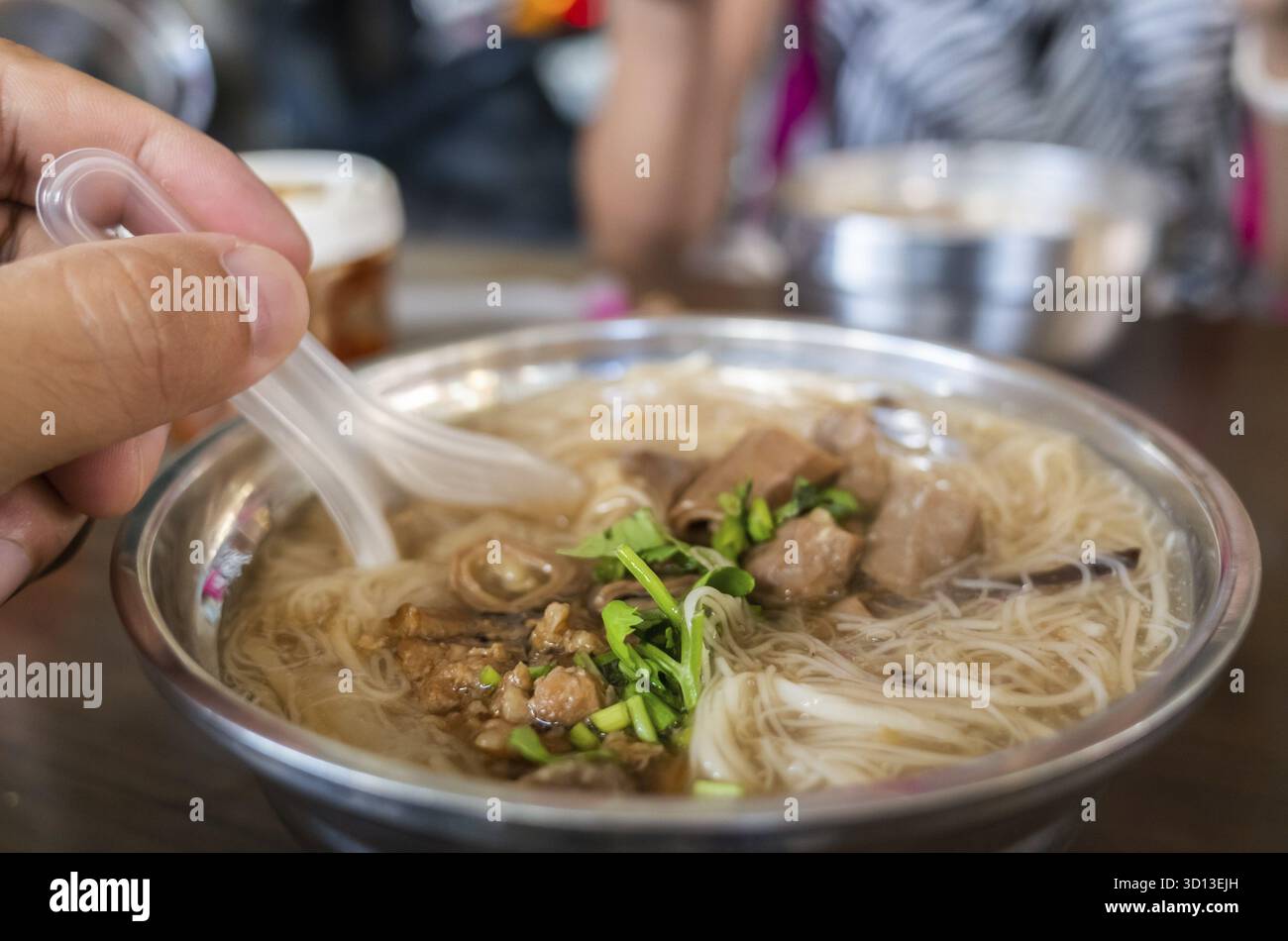 Mangiare uno spuntino Taiwan di spaghetti sottili con intestino di maiale Foto Stock