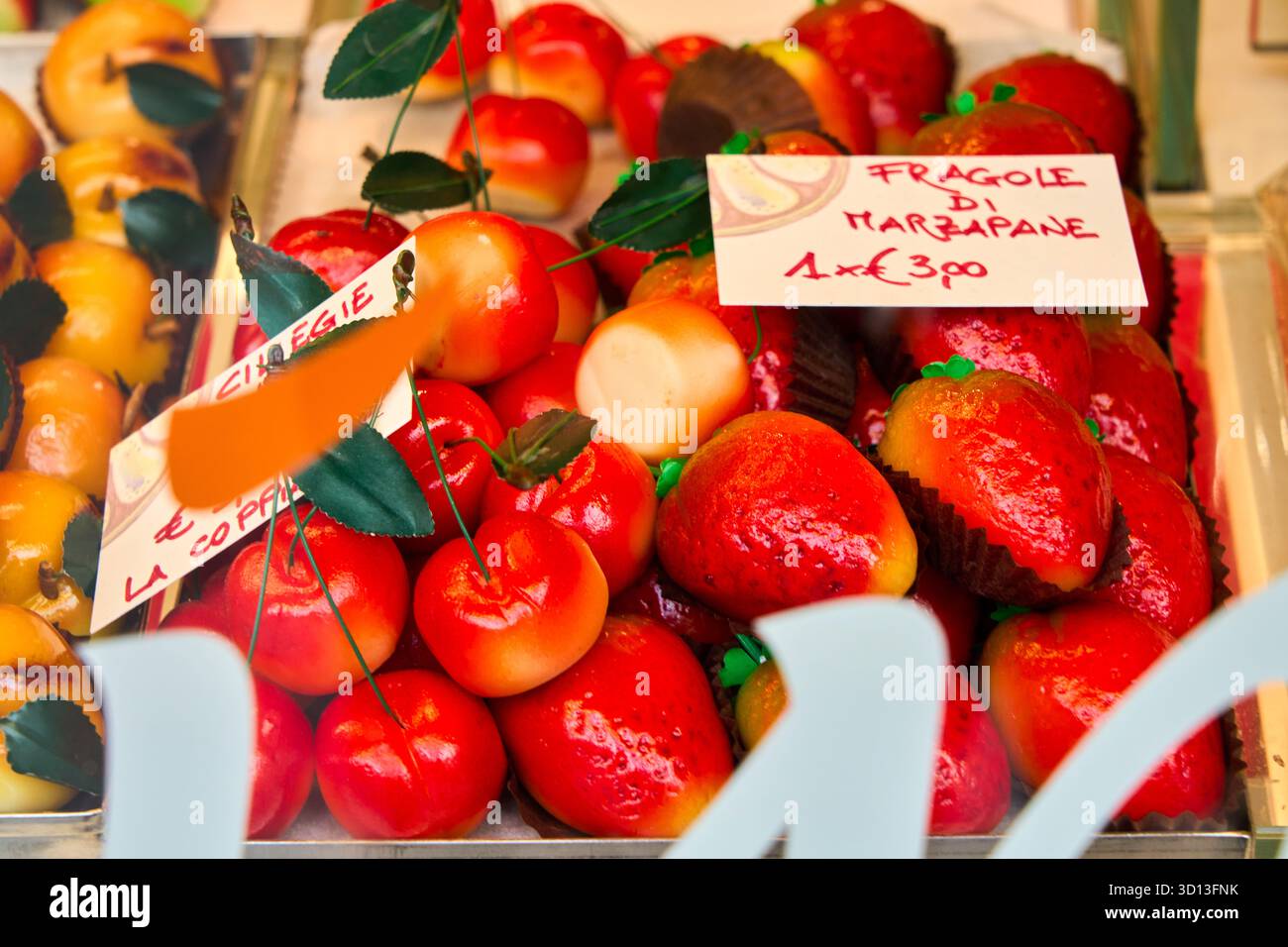 Fragole e ciliegie di marzapane, pasticceria, campo San Luca, Venezia, Venezia, Veneto, Italia, Europa Foto Stock