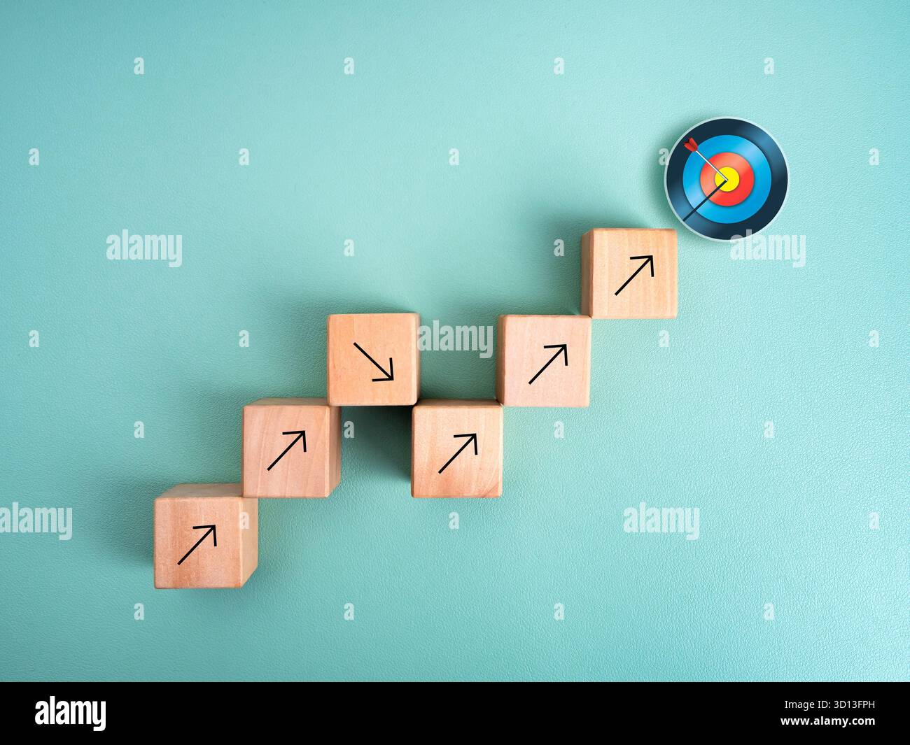 Concetto di crescita aziendale con blocchi di legno a forma di scala e frecce che portano all'icona di destinazione 3d su sfondo verde, simboleggiando il successo, obiettivo achievem Foto Stock