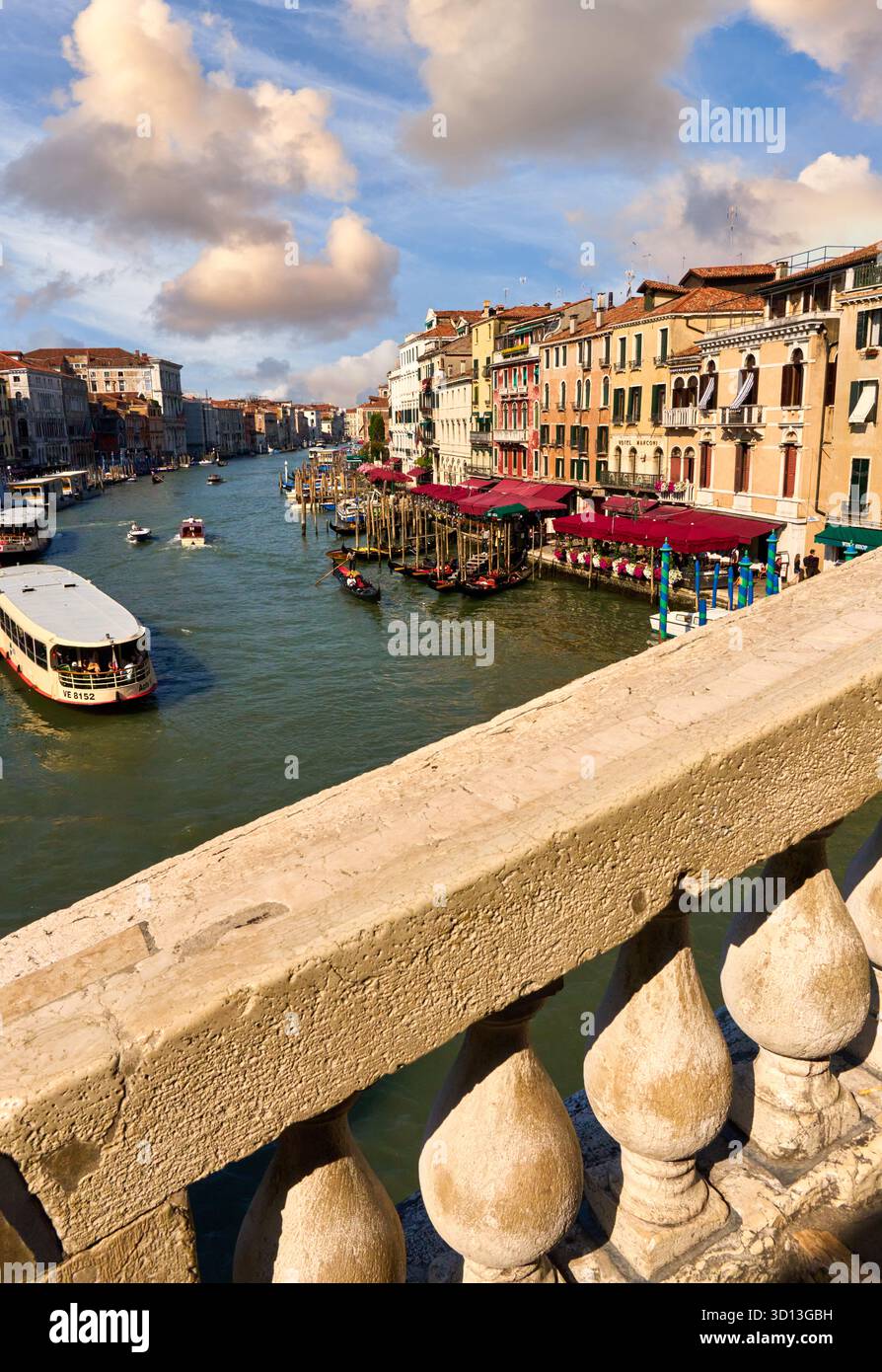 Viste dal Ponte di Rialto, Riva del Vin, Canal grande, Venezia, Venezia, Veneto, Italia, Europa Foto Stock