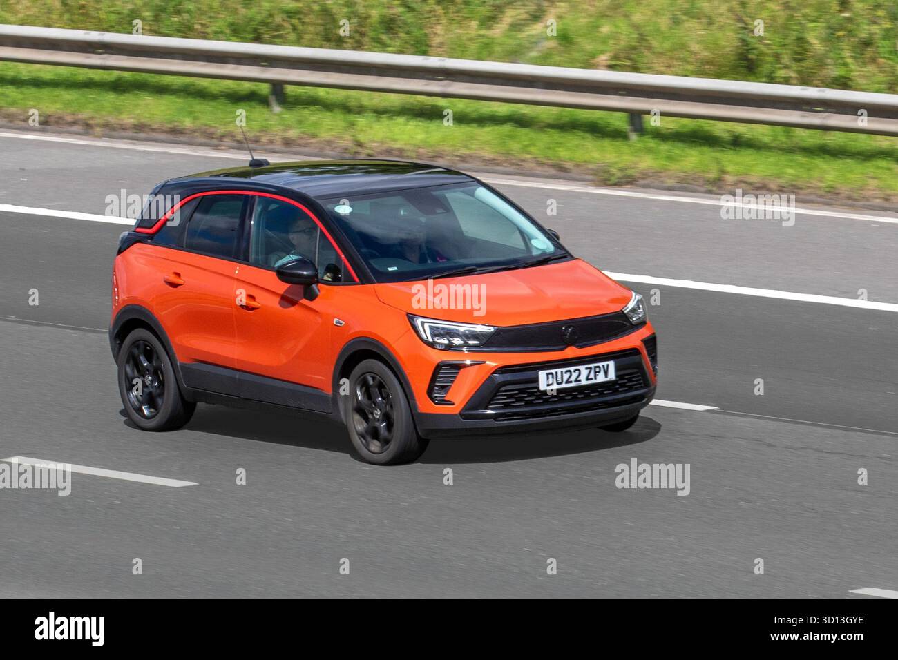 2022 Orange Vauxhall Crossland GS Line Turbo 110 Ecotec Start/Stop Car benzina da 1199 cc, SUV turbocompresso da 1,2 litri; viaggia a velocità sostenuta sull'autostrada M6, Regno Unito Foto Stock