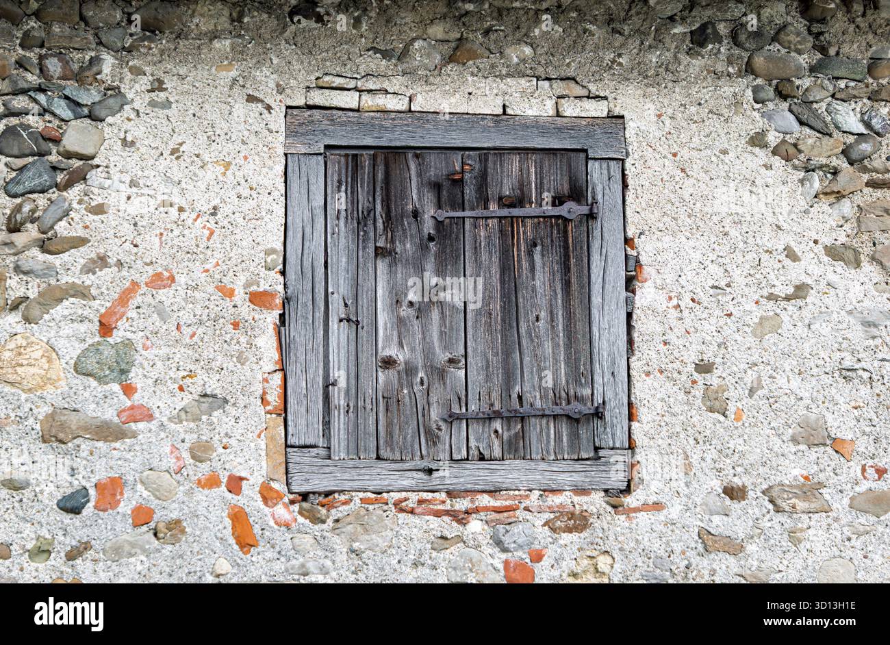 Finestre intemprate con persiane chiuse in un vecchio muro di mattoni, Meersburg, Lago di Costanza, Baden-Württemberg, Germania, Europa Foto Stock
