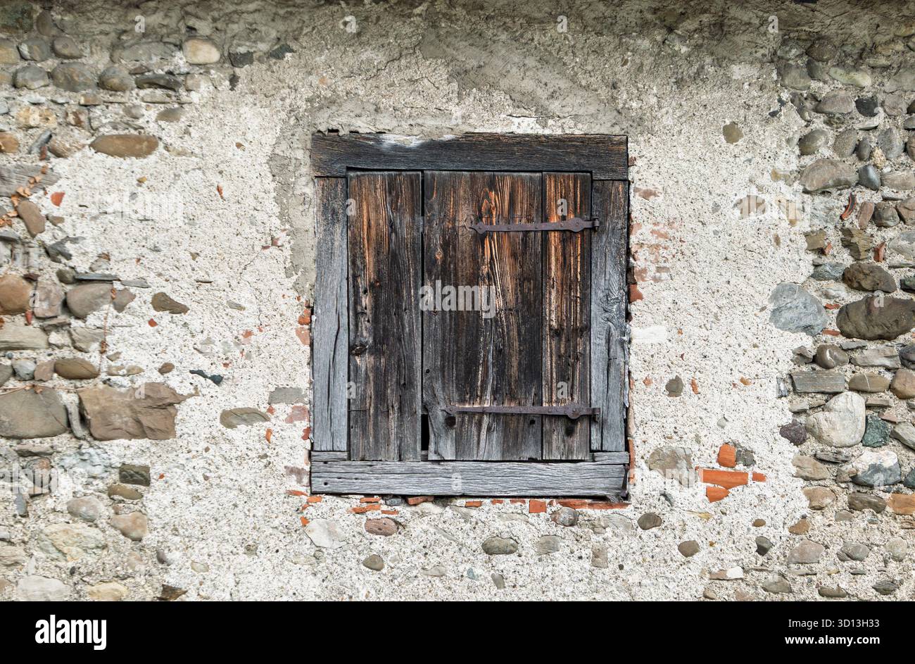 Finestre intemprate con persiane chiuse in un vecchio muro di mattoni, Meersburg, Lago di Costanza, Baden-Württemberg, Germania, Europa Foto Stock