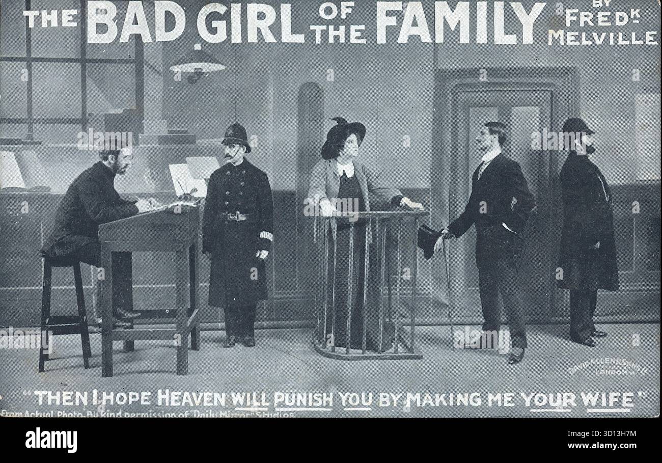 Una scena in tribunale di The Bad Girl of the Family di Fred Melville, pubblicata da David Allen & Sons of London, mostra cinque figure in abbigliamento all'inizio del XX secolo. Una donna sta in piedi con sfida nel molo mentre un uomo gesta verso di lei. Due poliziotti e un impiegato completano il teso tableau legale sotto il titolo dell'opera. La serie da cartolina è stata utilizzata per pubblicizzare l'opera, che è stata prodotta all'Elephant and Castle Theatre nel 1909, seguita da una stagione natalizia all'Aldwych Theatre. Foto Stock
