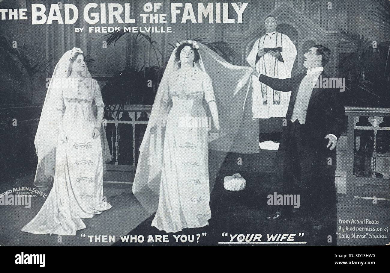 Una scena di matrimonio drammatica tratta da The Bad Girl of the Family di Fred Melville, pubblicata da David Allen & Sons of London, mostra tre spose velate che affrontano un uomo sorpreso in un smoking. Un ecclesiastico sta dietro di loro. La didascalia - “allora chi sei?” "Tua moglie" - suggerisce un tocco comico centrale all'intrigo teatrale dello spettacolo. La serie da cartolina è stata utilizzata per pubblicizzare l'opera, che è stata prodotta all'Elephant and Castle Theatre nel 1909, seguita da una stagione natalizia all'Aldwych Theatre. Foto Stock