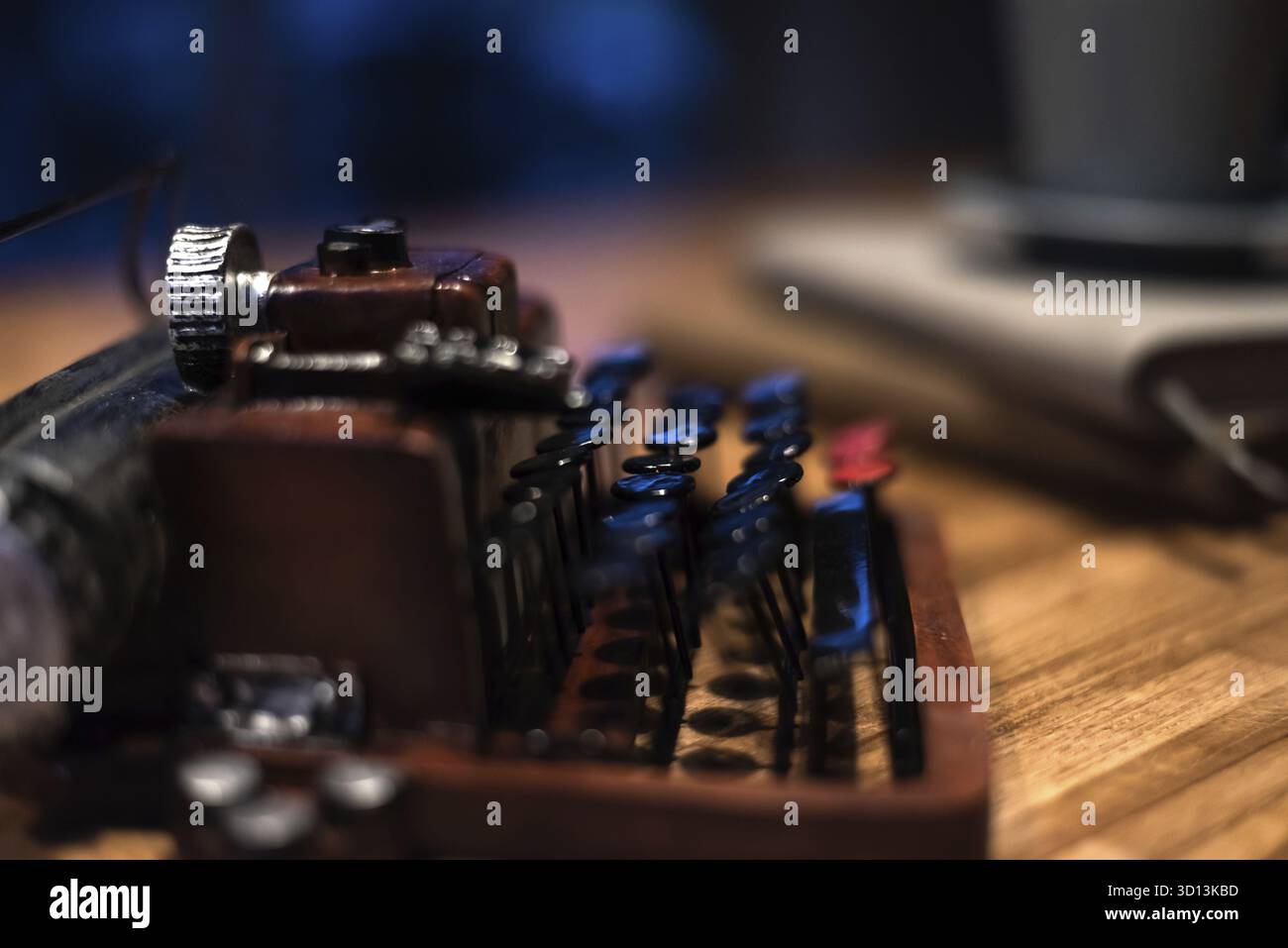 Macchina da scrivere con una tazza di caffè sulla scrivania a casa la sera Foto Stock