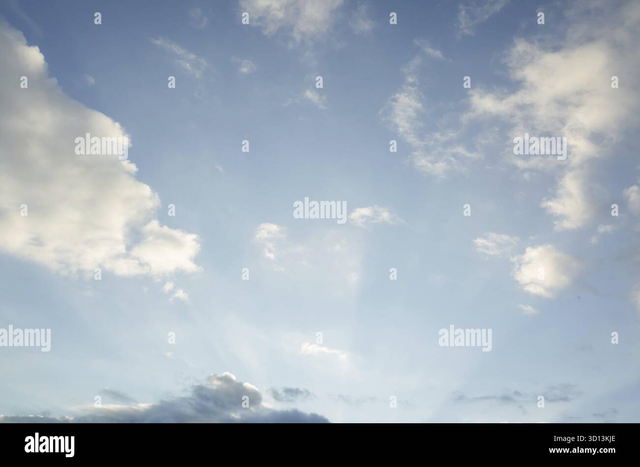 Sfondo naturale di nuvole bianche sul cielo blu Foto Stock