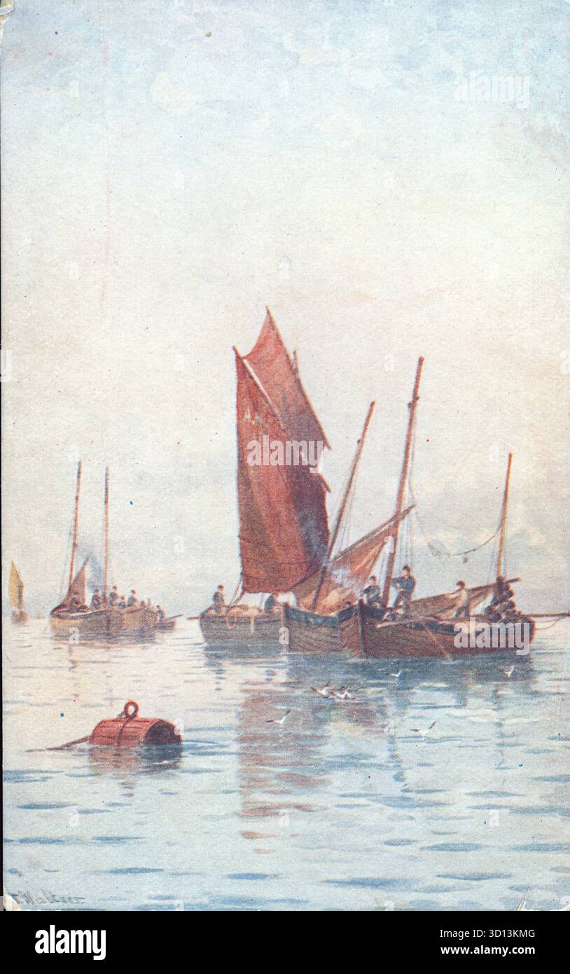 Diverse imbarcazioni di aringhe navigano in acque calme sotto un cielo nebbioso, le loro vele si alzarono per lavorare la mattina presto. Una nave a vela rossa fissa la composizione, circondata da imbarcazioni più piccole e da una boa galleggiante. Pubblicata da C.W. Faulkner di Londra nel 1916, questa cartolina cattura la tranquilla dignità del lavoro marittimo in toni morbidi e suggestivi. Da una cartolina originale. Foto Stock