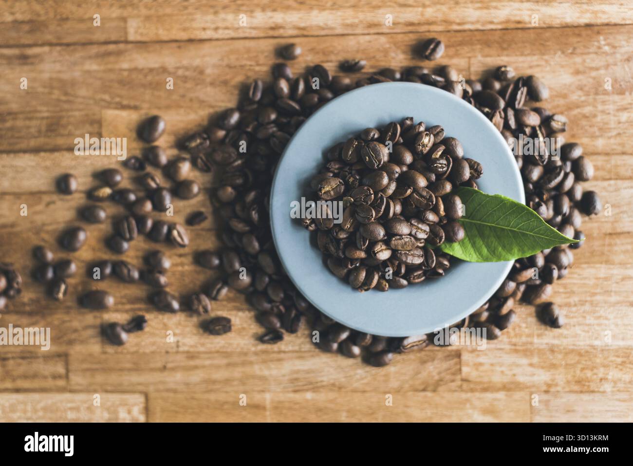 Chicchi di caffè sul tavolo di legno senza nessuno Foto Stock