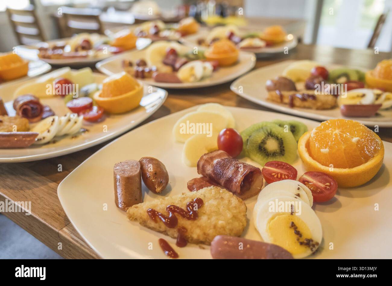 Colazione con piatti a tavola la mattina Foto Stock