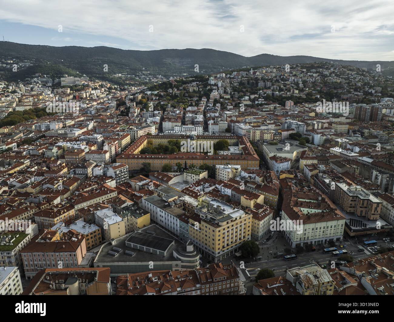 Veduta aerea dei tetti in terracotta e delle imponenti mura di Piazza grande, una fortezza storica nel mezzo della proliferazione urbana, Trieste, Friuli-Venezia Giulia, Italia. Foto Stock