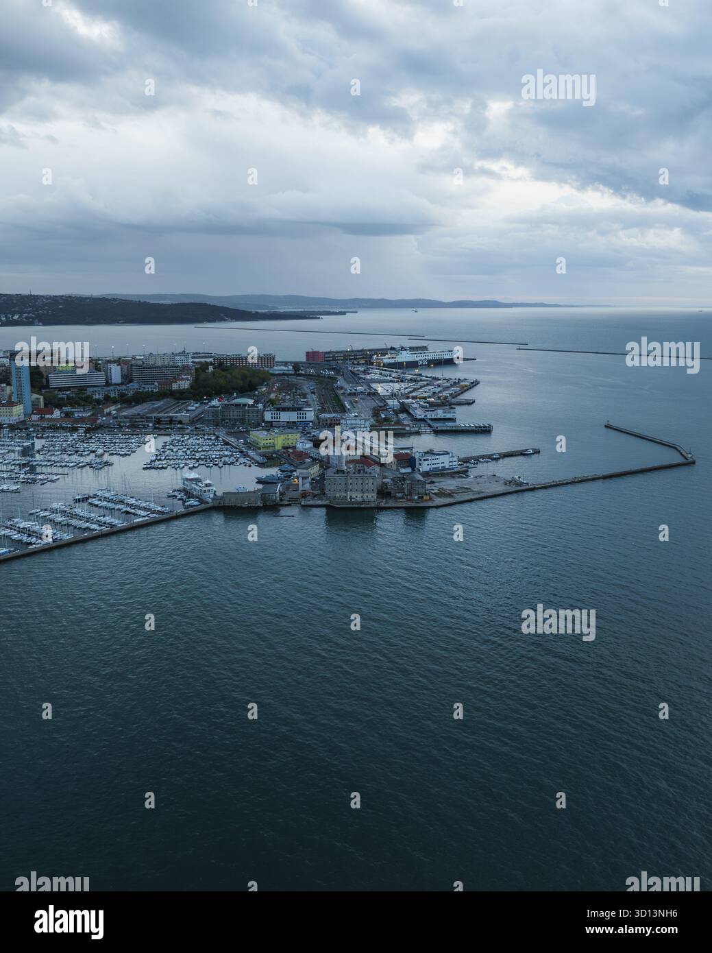 Veduta aerea della città portuale dove il mare incontra il cielo in una sinfonia di blu e grigi, Trieste, Friuli-Venezia Giulia, Italia. Foto Stock