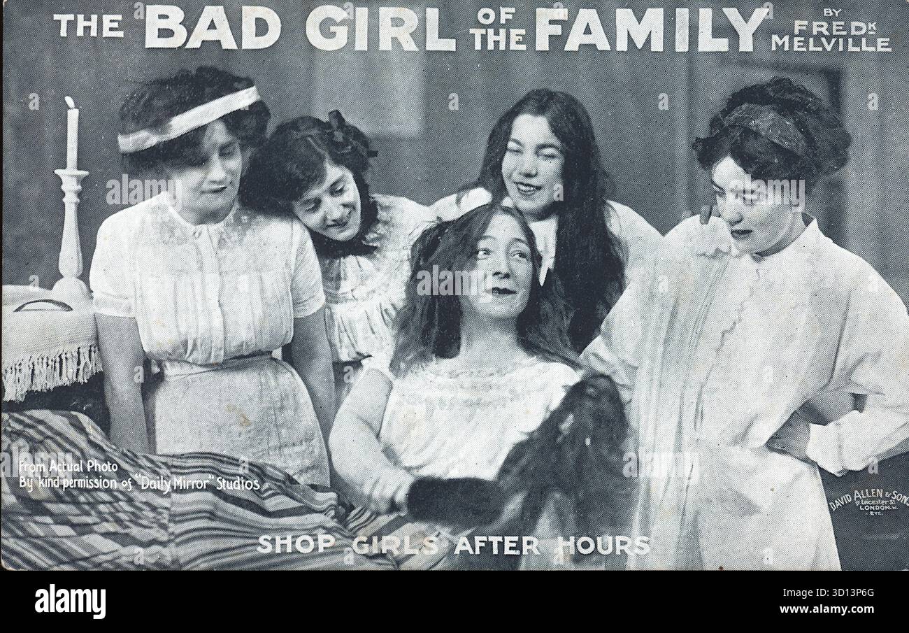 Una scena domestica da The Bad Girl of the Family di Fred Melville, pubblicata da David Allen & Sons of London, intitolata "Shop Girls After Hours". Cinque donne in abbigliamento all'inizio del XX secolo si riuniscono intorno a una figura seduta, condividendo risate e gesti. Il tessuto a righe e la candela suggeriscono intimità e cameratismo in un momento teatrale dietro le quinte. La serie da cartolina è stata utilizzata per pubblicizzare l'opera, che è stata prodotta all'Elephant and Castle Theatre nel 1909, seguita da una stagione natalizia all'Aldwych Theatre. Foto Stock