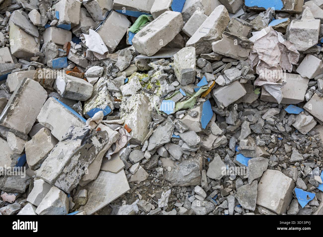 Un mucchio di mattoni grigi rotti sul cantiere Foto Stock
