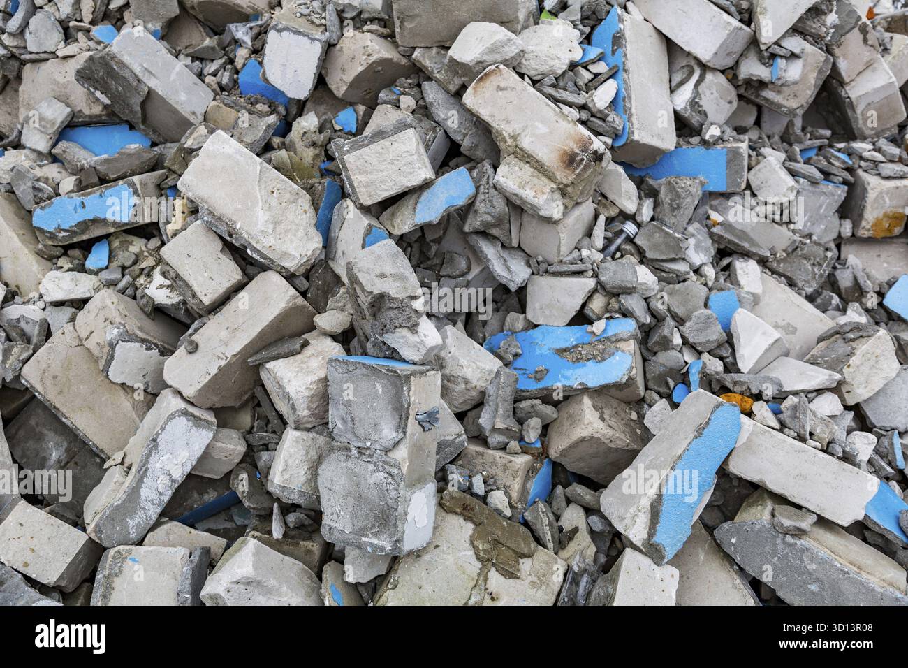 Un mucchio di mattoni grigi rotti sul cantiere Foto Stock