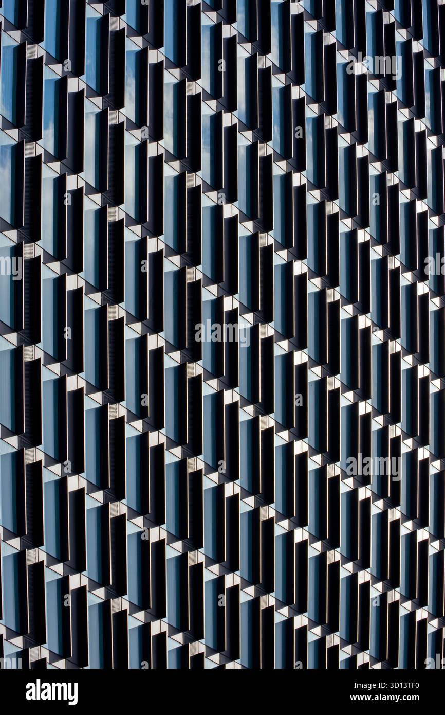Dettaglio del rivestimento del blocco di appartamenti One Port Street, in procinto di essere completato nel settembre 2025. Manchester, Inghilterra, Regno Unito. Foto Stock