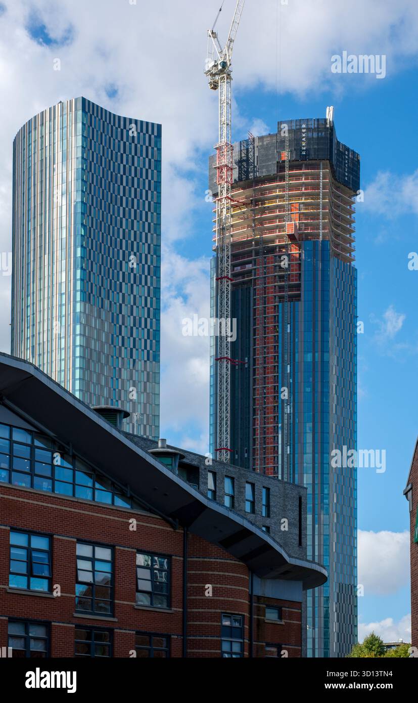 Il blocco di appartamenti Vista River Gardens, Trinity Island Development, Manchester, Inghilterra, Regno Unito dietro c'è la Torre D2 in costruzione. Foto Stock