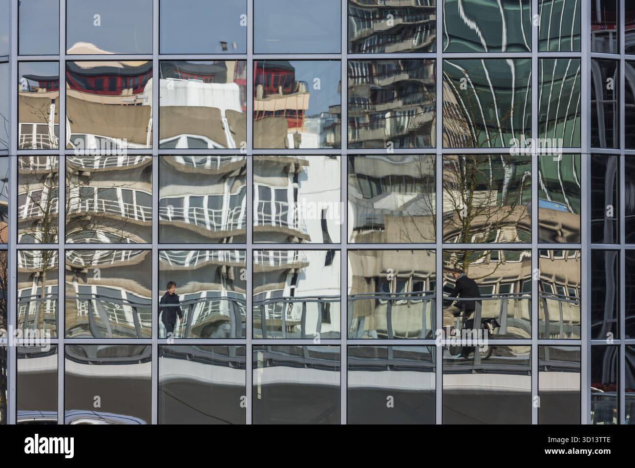 La riflessione nelle finestre di un edificio per uffici (RABO) in Utrecht, Paesi Bassi Foto Stock