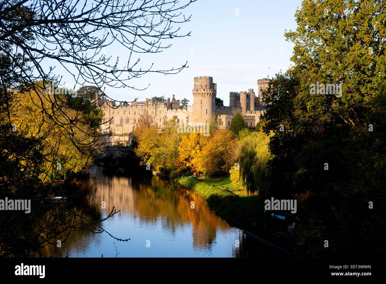 Il Castello di Warwick e il fiume Avon in autunno, Warwickshire, Inghilterra, Regno Unito Foto Stock