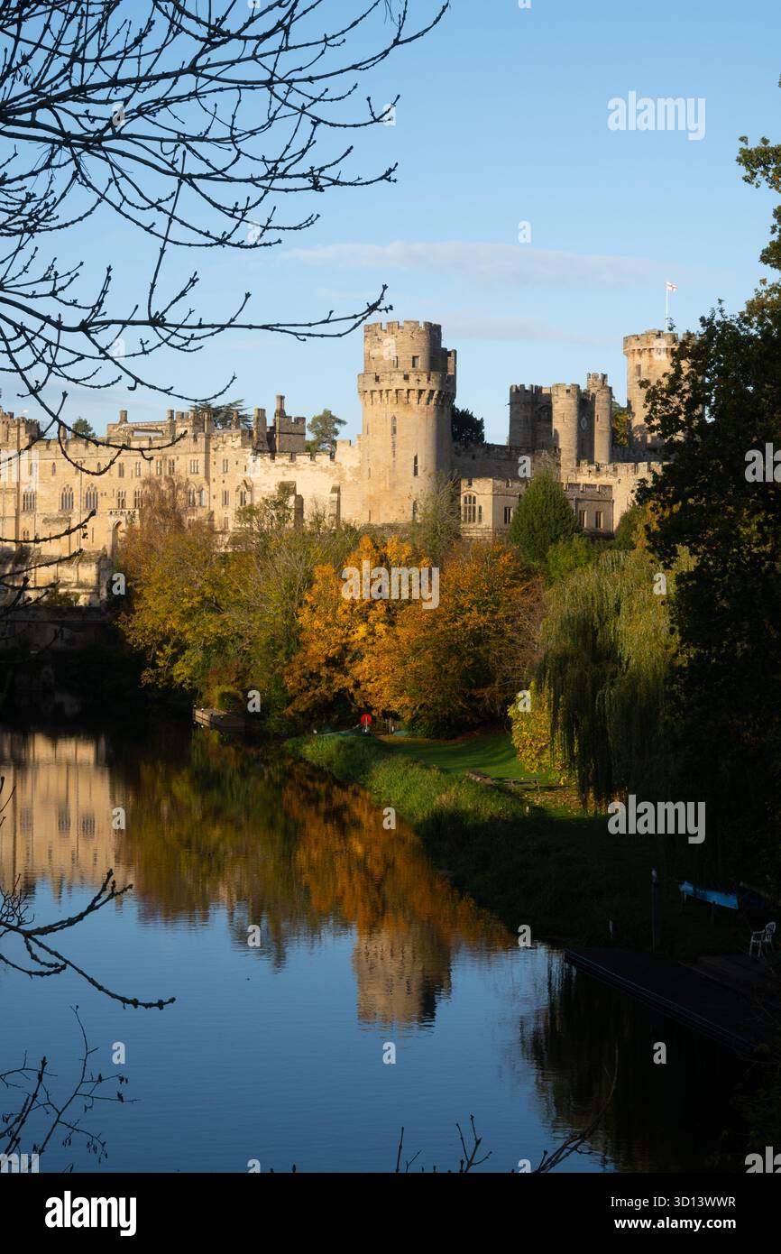 Il Castello di Warwick e il fiume Avon in autunno, Warwickshire, Inghilterra, Regno Unito Foto Stock