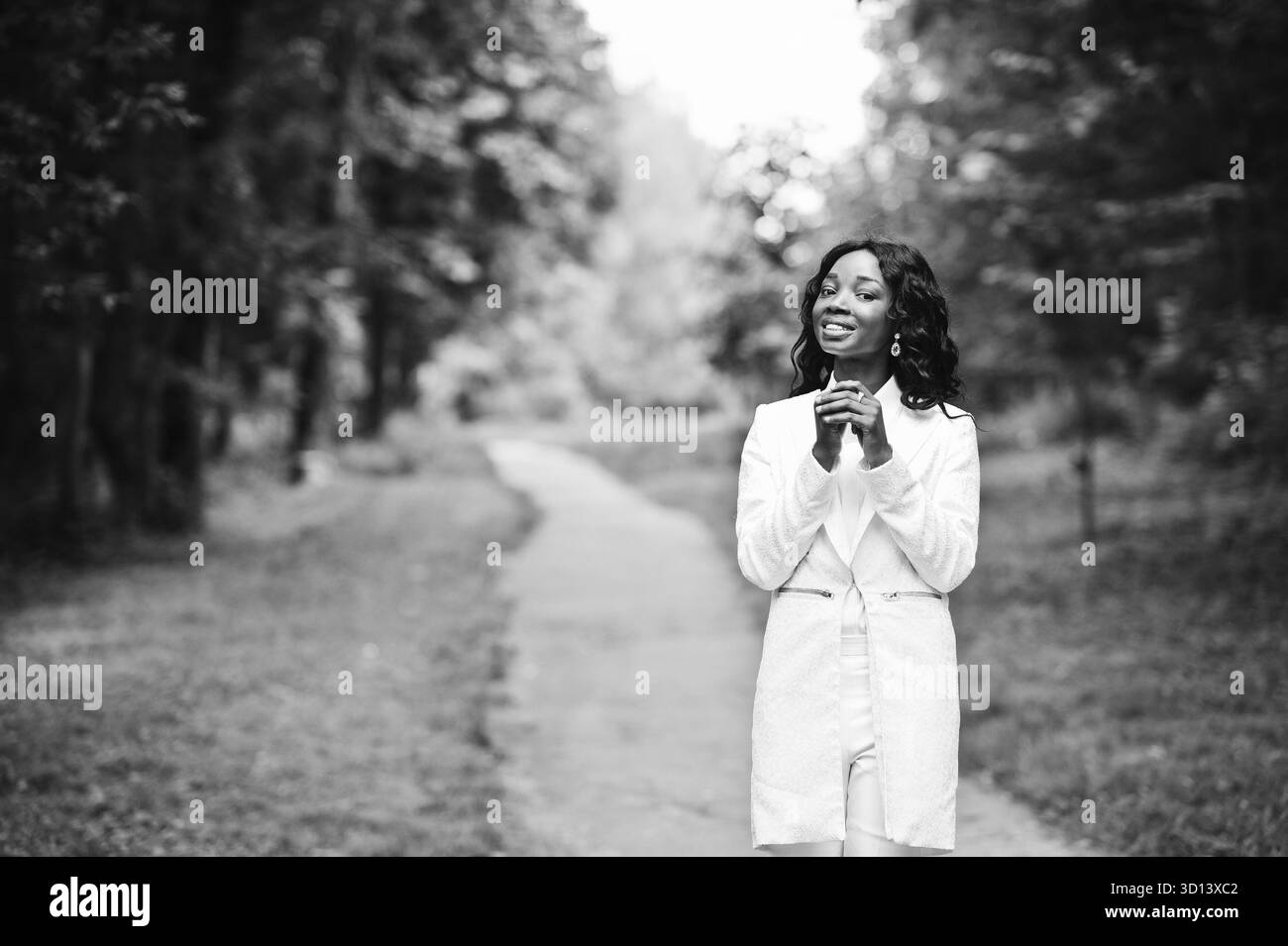 Ritratto di un elegante nero americano africano ragazza rimanere sul percorso su green park Foto Stock