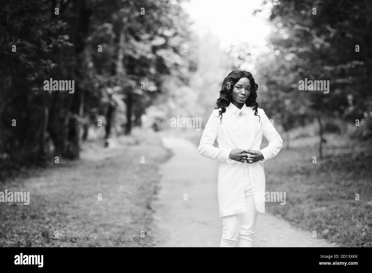 Ritratto di un elegante nero americano africano ragazza rimanere sul percorso su green park Foto Stock