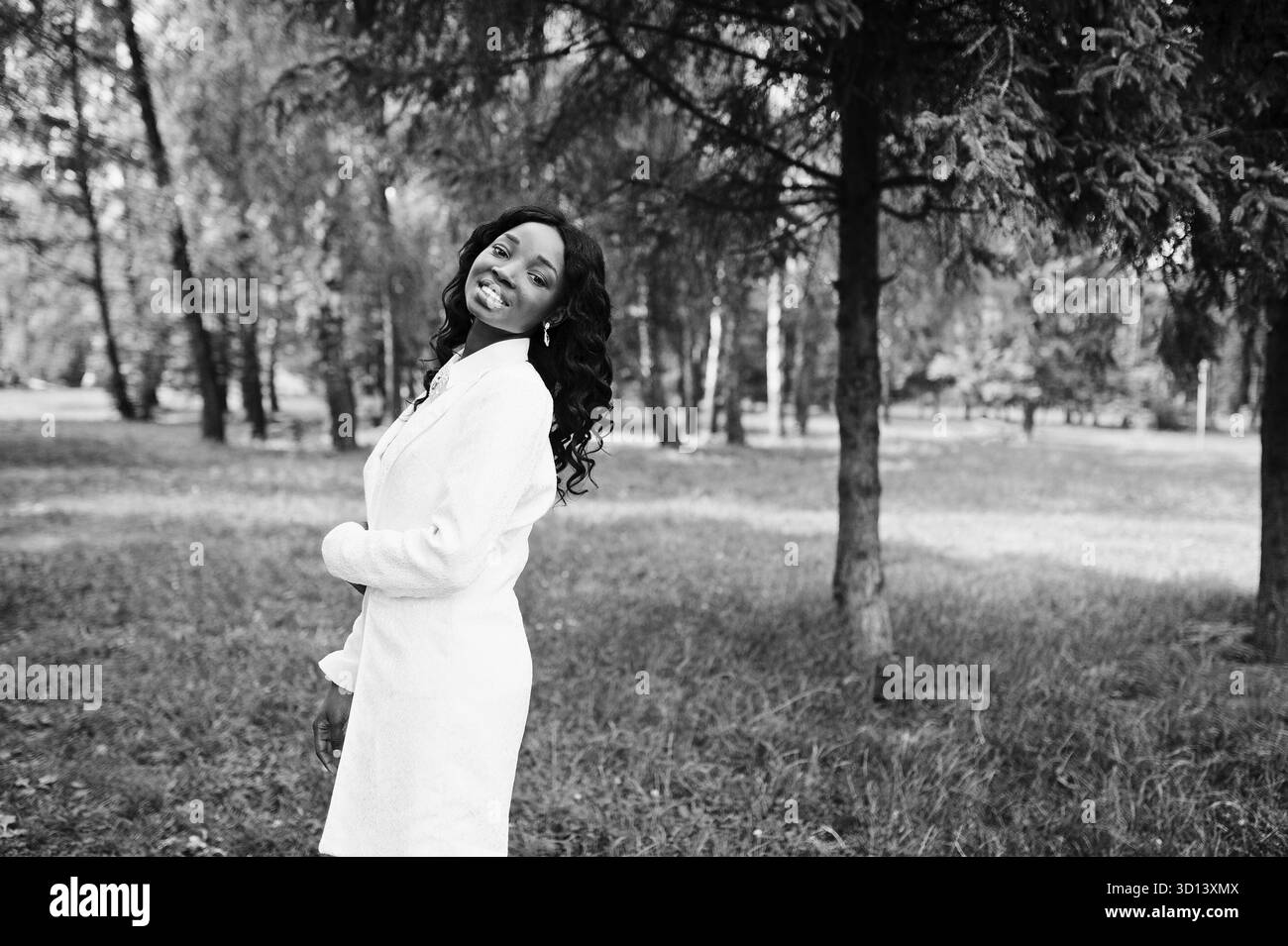 Ritratto di un elegante nero americano africano ragazza soggiorno su green park Foto Stock