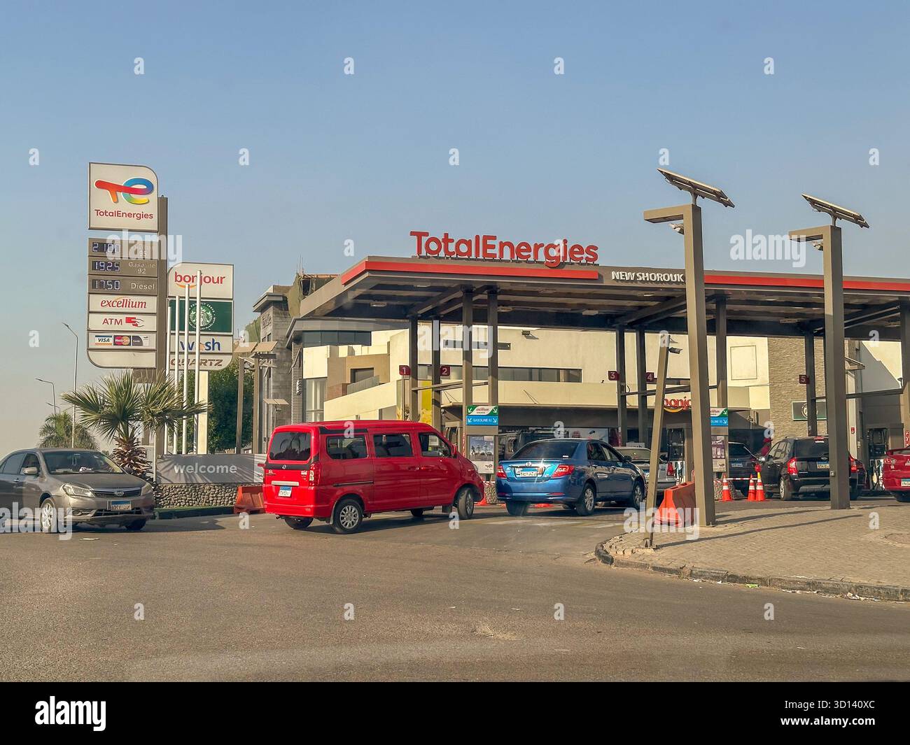 25 ottobre 2025 - Cairo, Egitto: I veicoli si allineano presso la stazione di servizio Total Energies filiale di New Shorouk a seguito di un recente aumento dei prezzi e di una riduzione dei subsi - Immagine stock catturata con smartphone