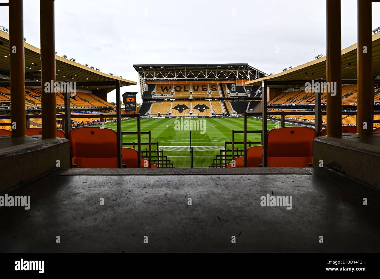 26 ottobre 2025; Molineux Stadium, Wolverhampton, West Midlands, Inghilterra; Premier League Football, Wolverhampton Wanderers contro Burnley; Una visione generale di Molineux che mostra il campo e le tribune Foto Stock