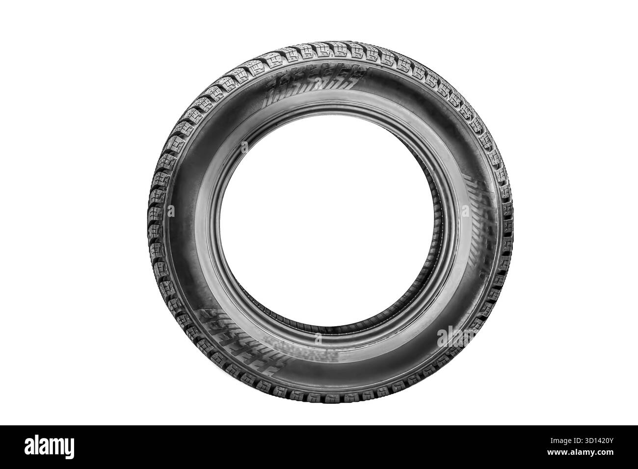 Gli pneumatici invernali progettati per migliorare la trazione e la sicurezza in condizioni di neve sono presentati isolati su uno sfondo bianco liscio, il che li rende ideali Foto Stock