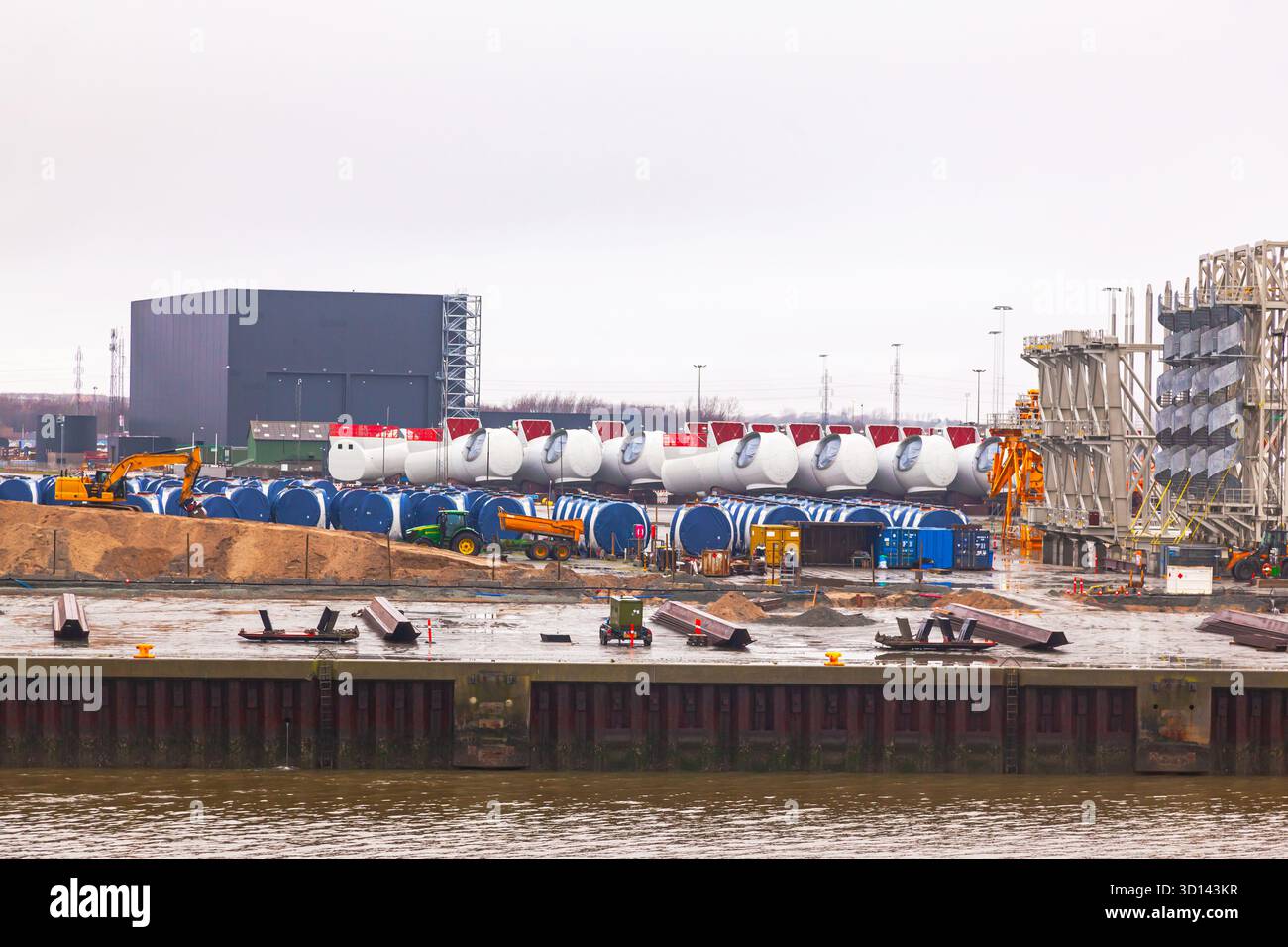 Stoccaggio onshore di pale e parti per generatori eolici in un porto marittimo in Germania. Foto Stock