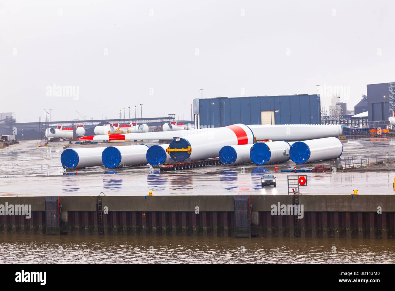 Stoccaggio onshore di pale e parti per generatori eolici in un porto marittimo in Germania. Foto Stock