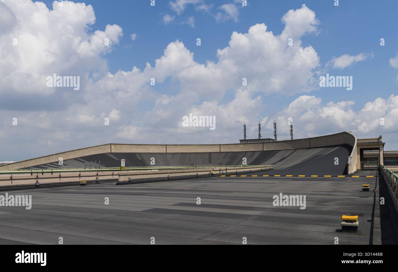 Tetto dell'edificio Lingotto con pista di prova dell'ex stabilimento Fiat di Torino Foto Stock