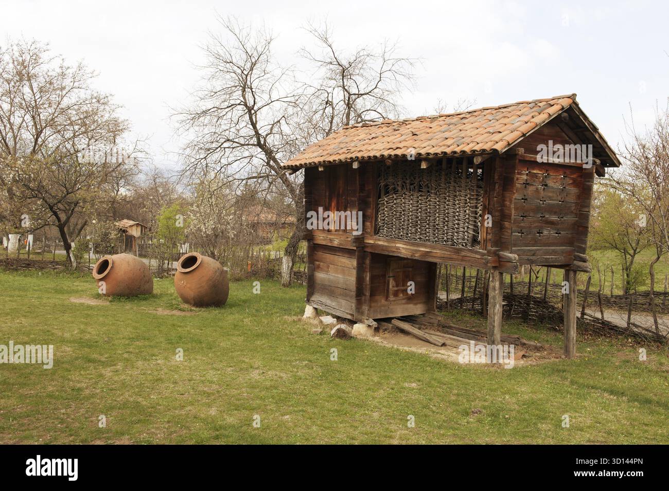 La Georgia casa rurale con grande botte di vino Foto Stock