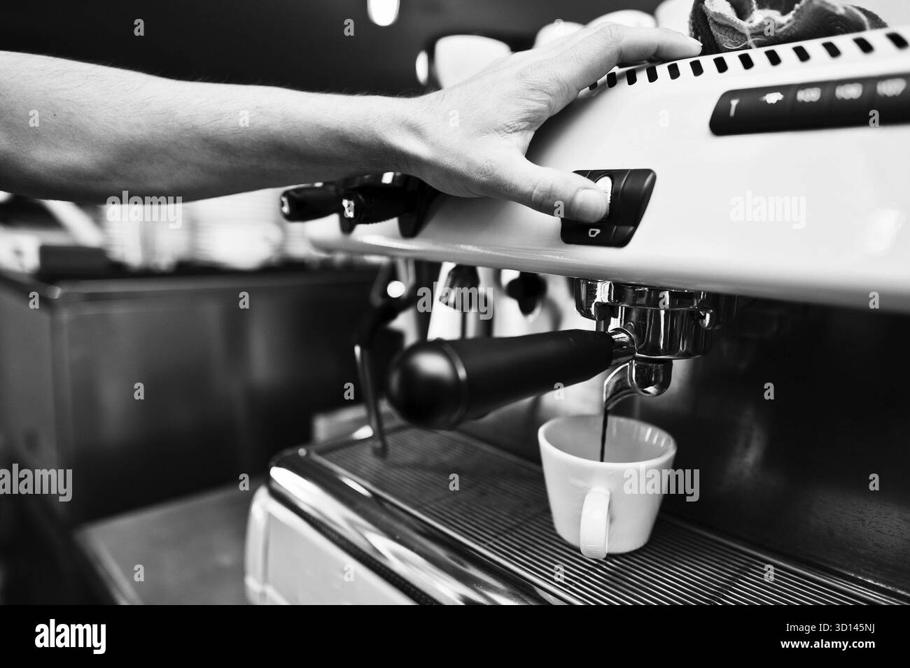 Barman professionali a macchina da caffè facendo espresso in un cafe Foto Stock