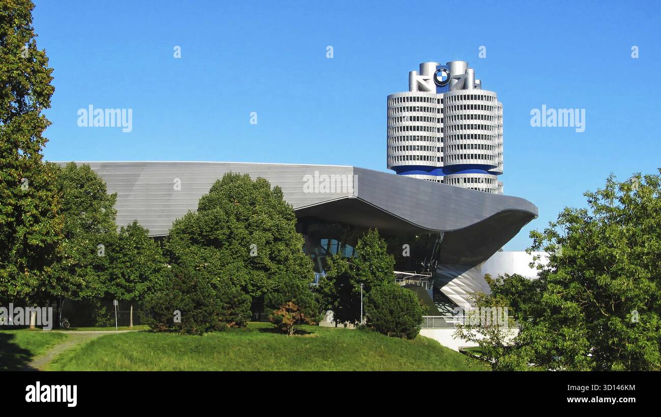 Germania - Monaco - 21 Settembre 2015: l'edificio con il logo della BMW Foto Stock