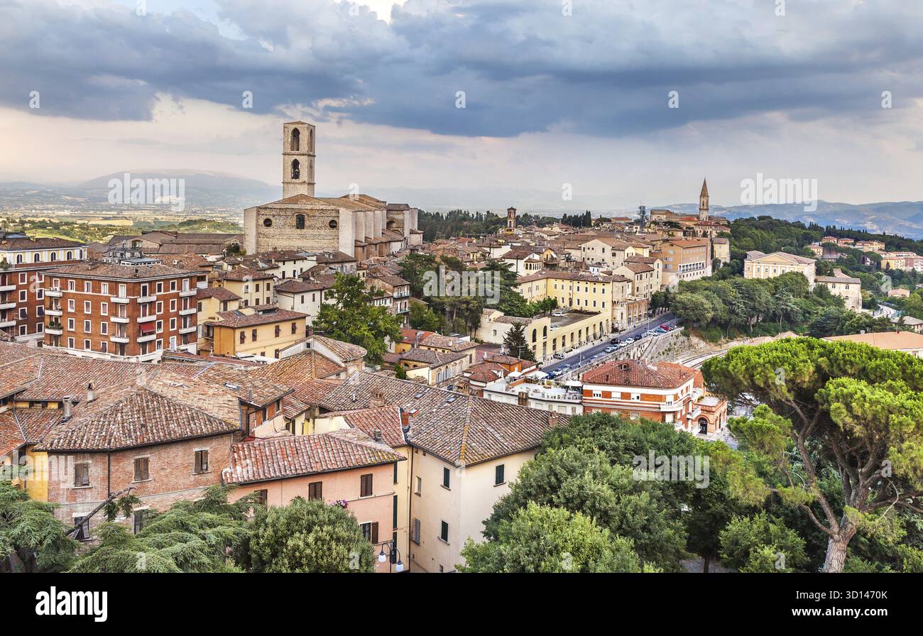 Vista panoramica di Perugia prima della tempesta, Umbria, Italia Foto Stock