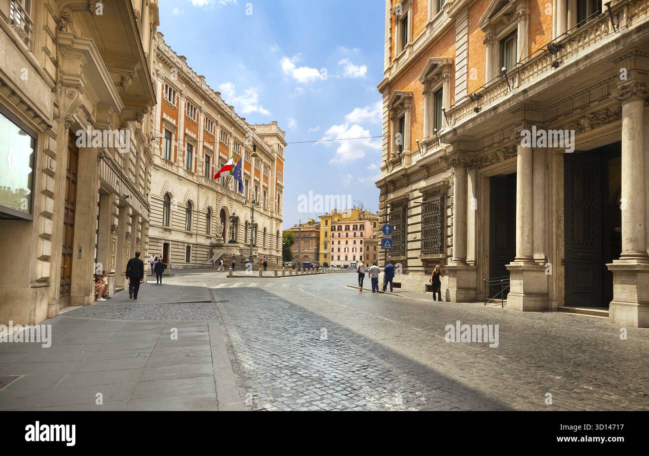 ROMA, ITALIA - 10 LUGLIO 2015: Una delle vie storiche di Roma, dove si trova il palazzo del Parlamento Foto Stock