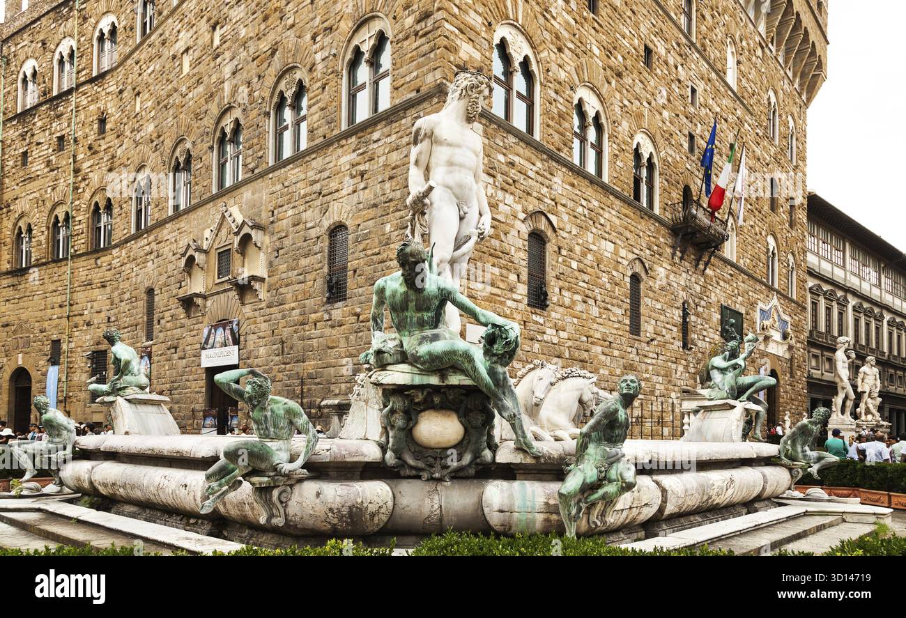 Firenze, Italia - 13 luglio 2015: La fontana del Nettuno in piazza della Signoria, Firenze, Italia Foto Stock