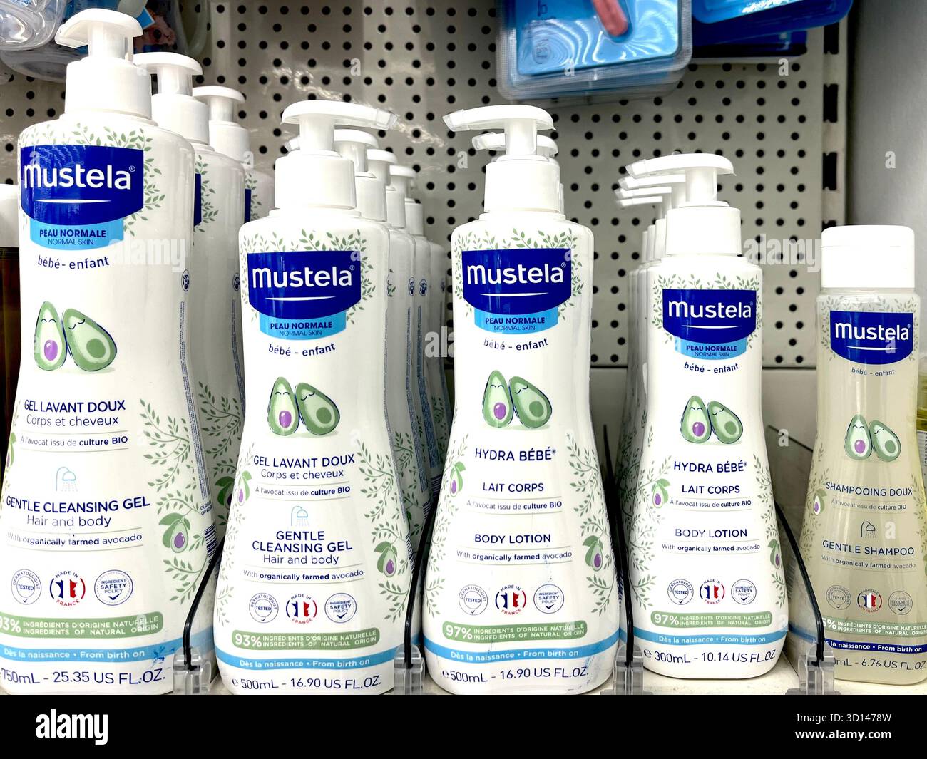 Prodotti per l'igiene dei bambini Mustela: Lozione per il corpo, gel detergente e shampoo sullo scaffale del negozio Foto Stock