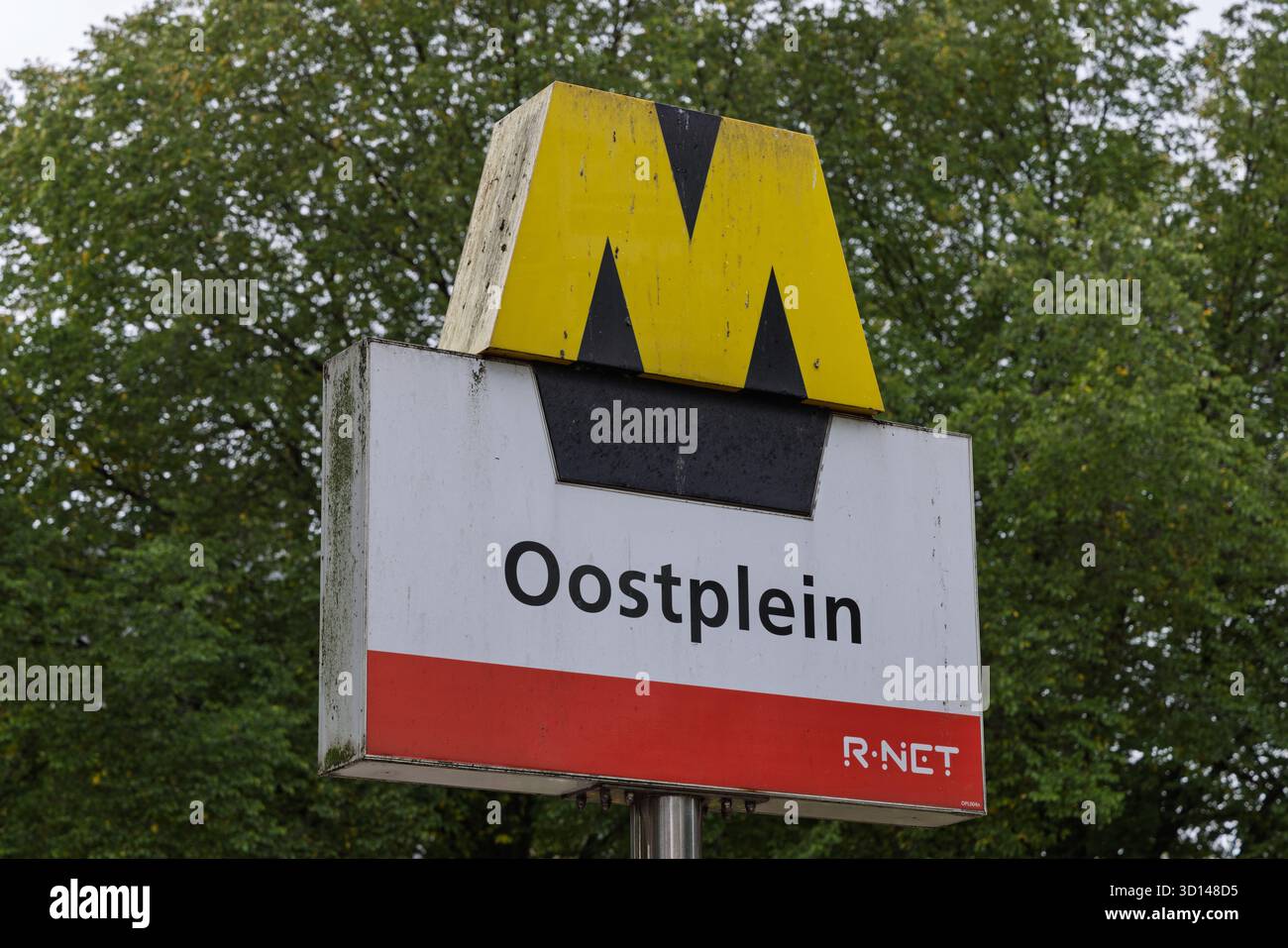 Un cartello giallo e nero della metropolitana "M" per la stazione "Oostplein" di Rotterdam, Paesi Bassi, parte della rete di trasporto pubblico RET e R-NET. Rotterdam Foto Stock