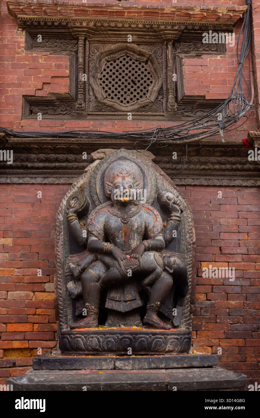 Statua di Narsingha in Piazza Patan Durbar: Un Divino protettore dell'arte e della cultura nepalese Foto Stock