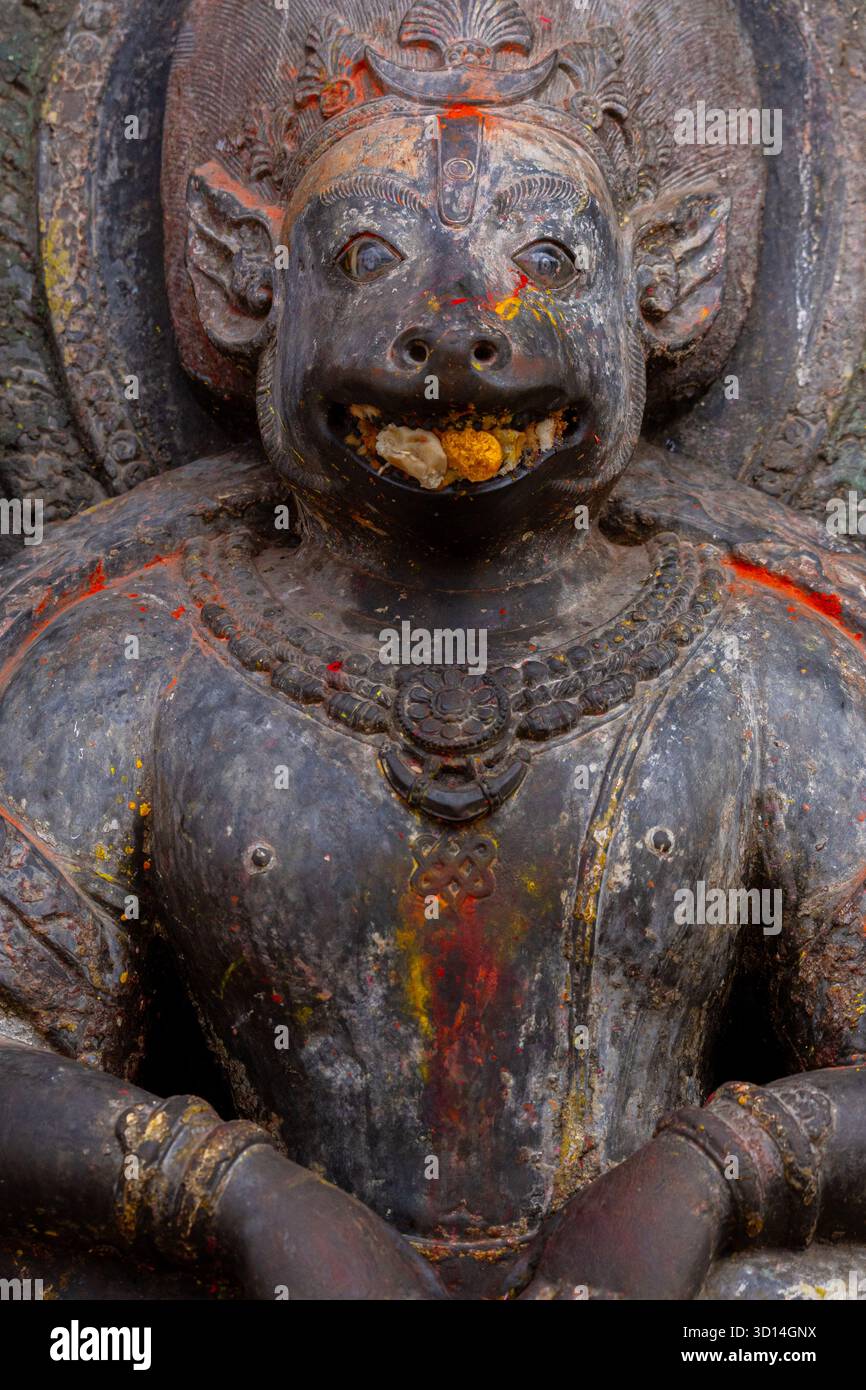 Statua di Narsingha in Piazza Patan Durbar: Un Divino protettore dell'arte e della cultura nepalese Foto Stock